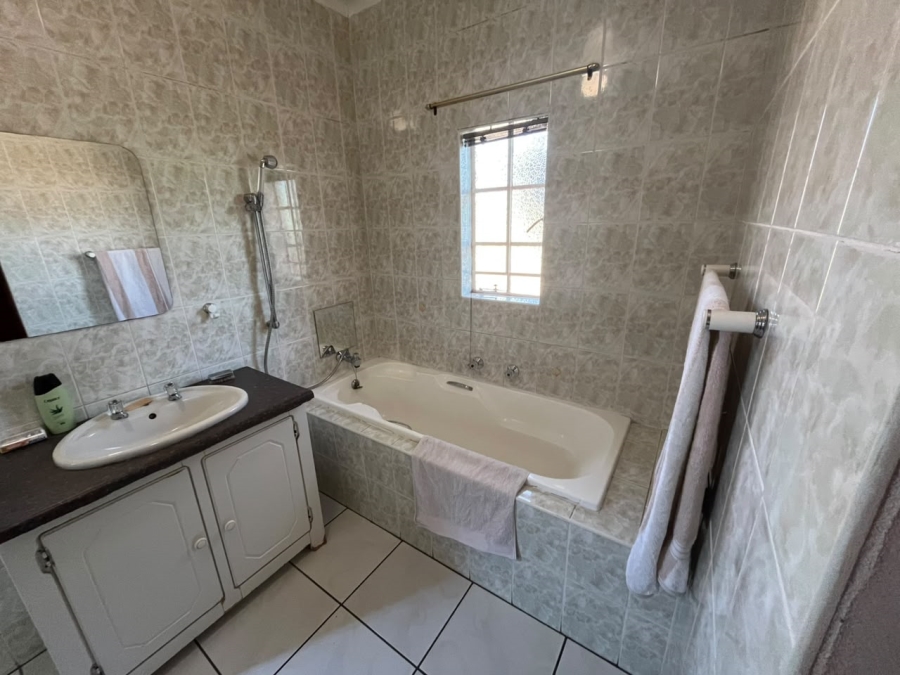 To Let 6 Bedroom Property for Rent in Bodorp North West